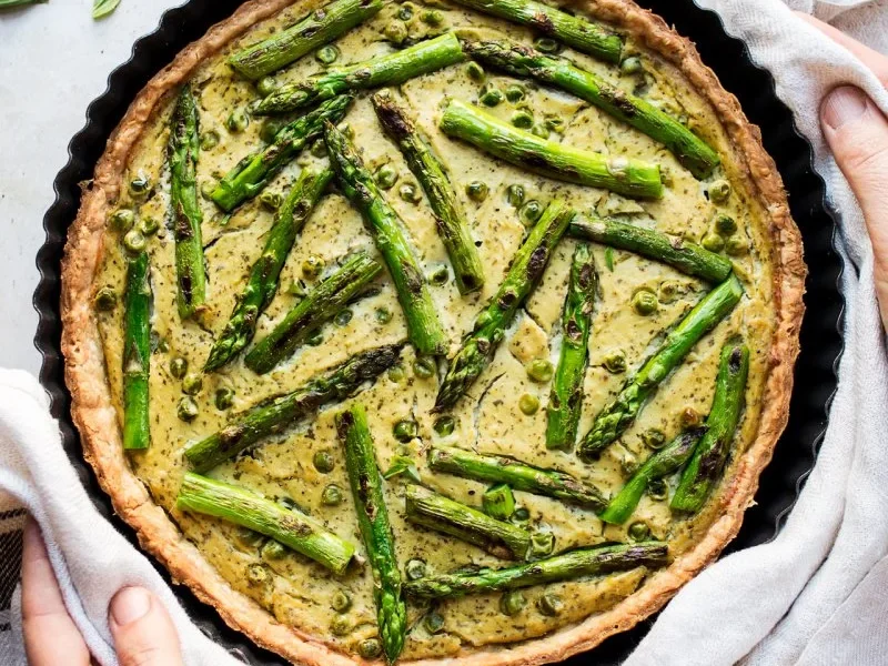Leckere vegane Quiche mit Gemüse und pflanzlichen Zutaten
