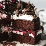 Vegane Schwarzwälder Kirschtorte mit Kirschen und Schokoladenboden