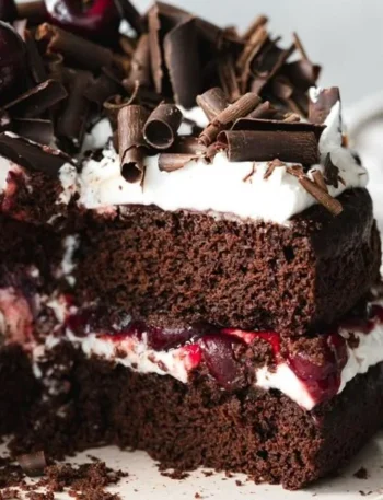 Vegane Schwarzwälder Kirschtorte mit Kirschen und Schokoladenboden