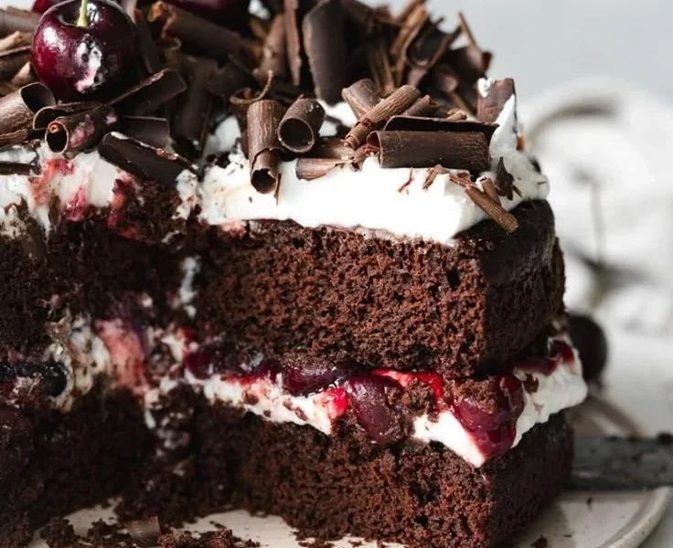 Vegane Schwarzwälder Kirschtorte mit Kirschen und Schokoladenboden