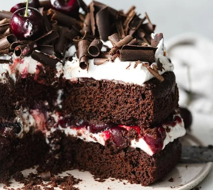 Vegane Schwarzwälder Kirschtorte mit Kirschen und Schokoladenboden