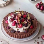 Vegane Schwarzwälder Tart mit Kirschen und Schokoladengeschmack