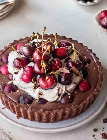 Vegane Schwarzwälder Tart mit Kirschen und Schokoladengeschmack