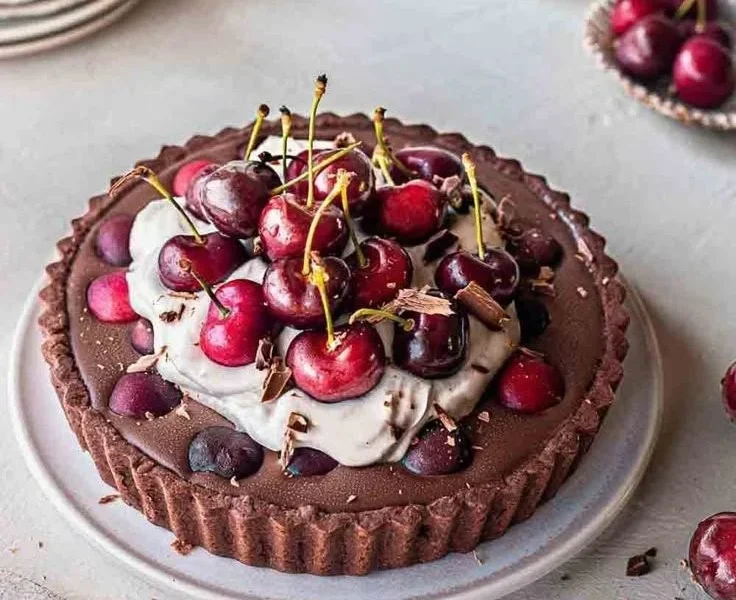 Vegane Schwarzwälder Tart mit Kirschen und Schokoladengeschmack
