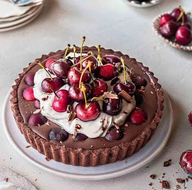Vegane Schwarzwälder Tart mit Kirschen und Schokoladengeschmack