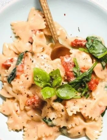 Vegane Sonnengetrocknete Tomaten-Pasta mit frischen Kräutern und Nüssen
