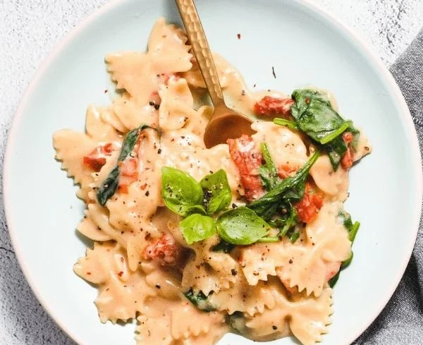 Vegane Sonnengetrocknete Tomaten-Pasta mit frischen Kräutern und Nüssen