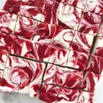 Vegan Strawberry Cheesecake Bites auf einem Teller mit frischen Erdbeeren