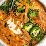 Schüssel mit veganer Tortilla-Suppe mit Gemüse und knusprigen Tortilla-Streifen