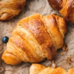 Vegane Croissants frisch gebacken auf einem Holztisch