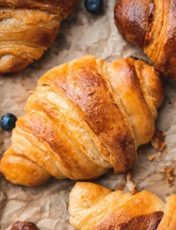 Vegane Croissants frisch gebacken auf einem Holztisch