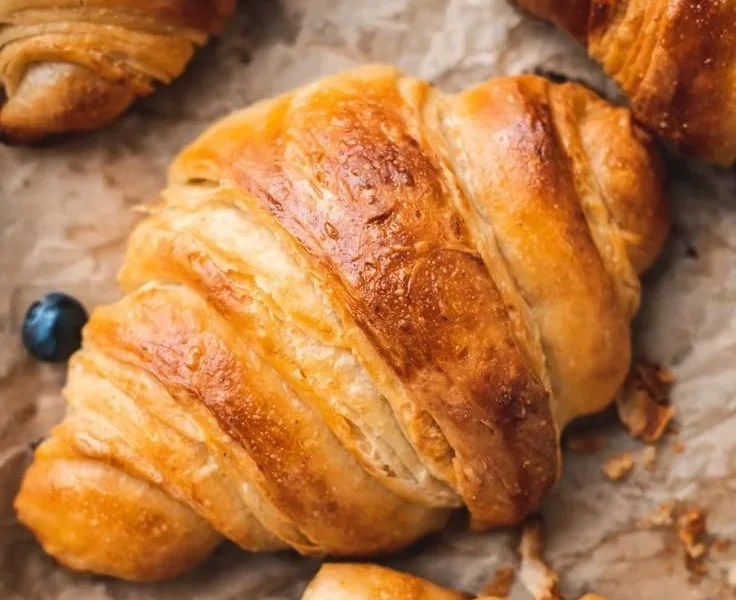 Vegane Croissants frisch gebacken auf einem Holztisch