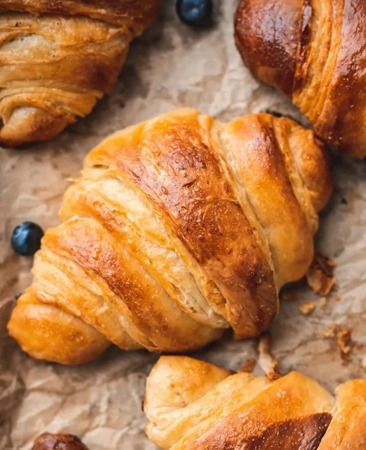 Vegane Croissants frisch gebacken auf einem Holztisch