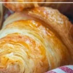 Leckere vegane Croissants auf einem Teller, ideal für ein pflanzliches Frühstück.