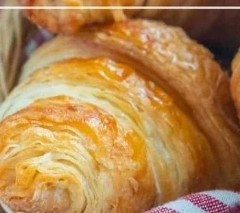 Leckere vegane Croissants auf einem Teller, ideal für ein pflanzliches Frühstück.