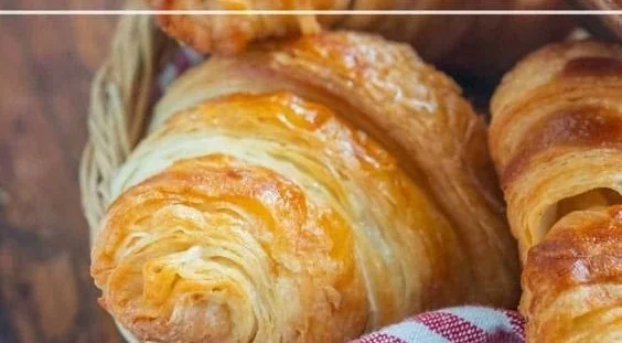 Leckere vegane Croissants auf einem Teller, ideal für ein pflanzliches Frühstück.