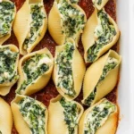 Vegane gefüllte Muscheln auf einem Teller, appetitlich angerichtet.