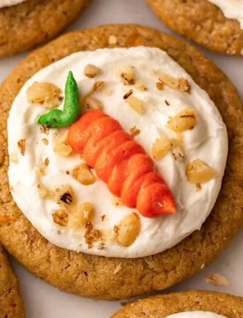 Vegane Karottenkekse frisch gebacken auf einem Teller