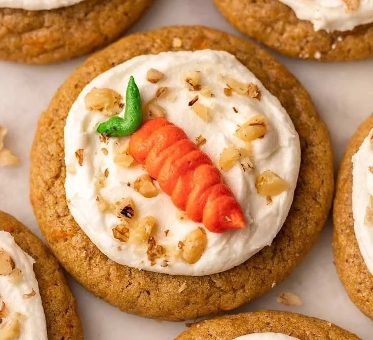 Vegane Karottenkekse frisch gebacken auf einem Teller