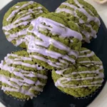 Vegane Matcha-Muffins mit Lavendelglasur auf einem Teller