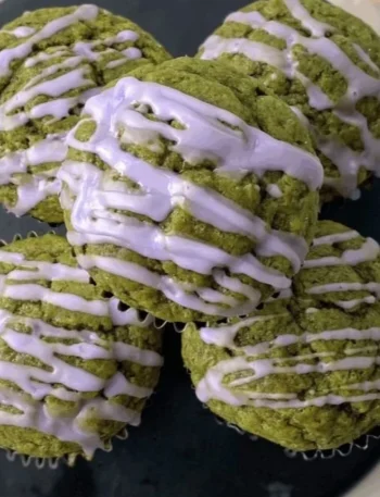 Vegane Matcha-Muffins mit Lavendelglasur auf einem Teller
