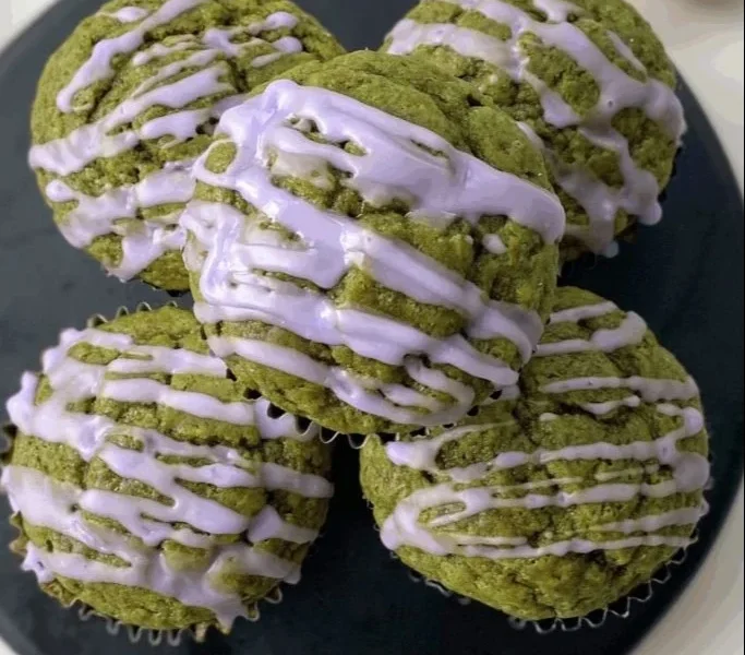 Vegane Matcha-Muffins mit Lavendelglasur auf einem Teller