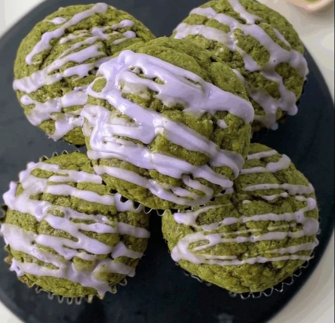 Vegane Matcha-Muffins mit Lavendelglasur auf einem Teller