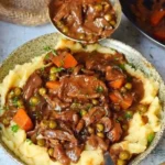 Veganes Pilz-Bourguignon Gericht serviert in einer Schüssel
