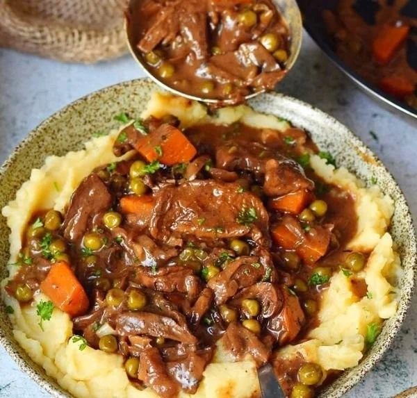 Veganes Pilz-Bourguignon Gericht serviert in einer Schüssel