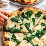 Vegane Pizza Bianca mit cremigem Belag und frischen Zutaten