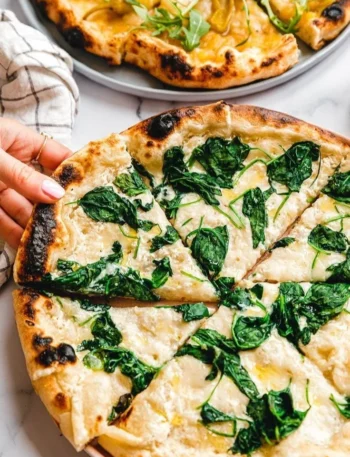 Vegane Pizza Bianca mit cremigem Belag und frischen Zutaten