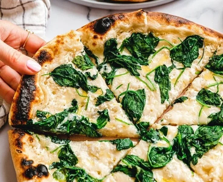 Vegane Pizza Bianca mit cremigem Belag und frischen Zutaten