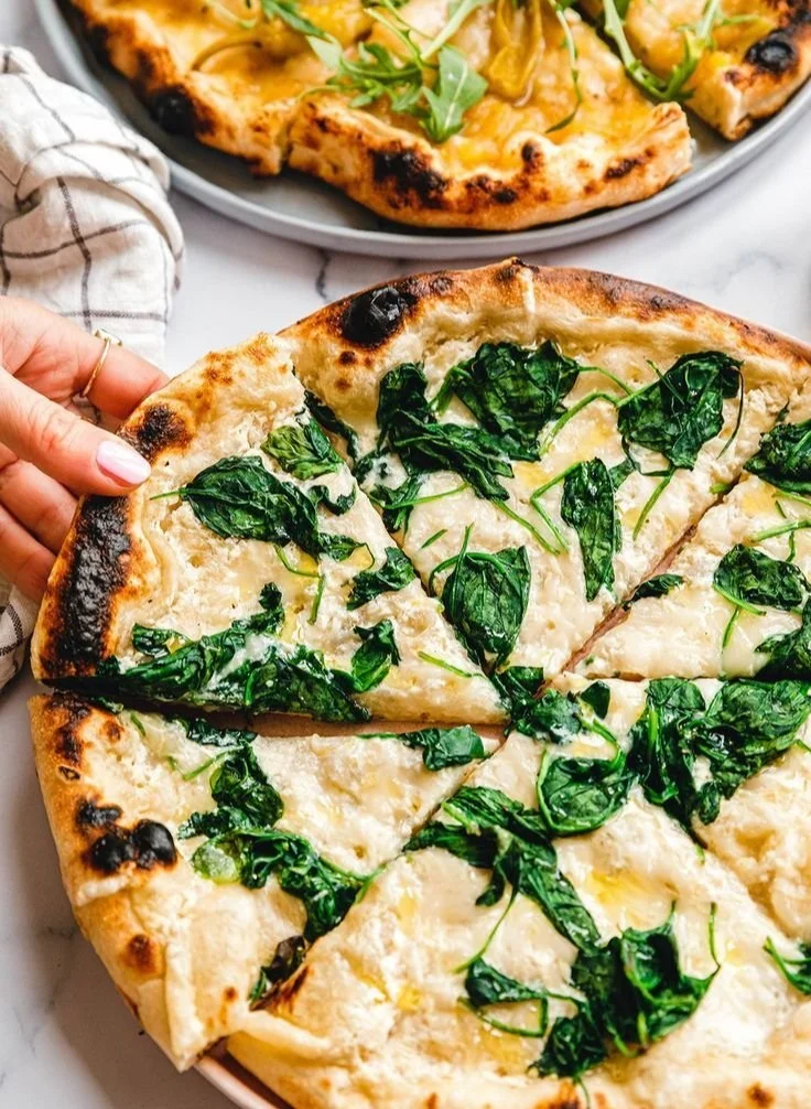 Vegane Pizza Bianca mit cremigem Belag und frischen Zutaten
