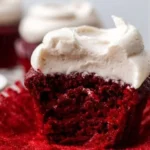 Vegane Rote Velvet Cupcakes auf einem Teller, dekoriert mit veganem Frosting