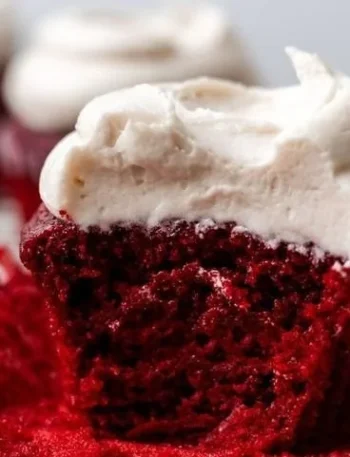 Vegane Rote Velvet Cupcakes auf einem Teller, dekoriert mit veganem Frosting