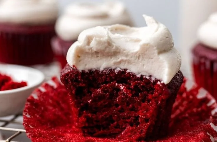 Vegane Rote Velvet Cupcakes auf einem Teller, dekoriert mit veganem Frosting