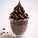 Vegane Schokoladen-Pastetenkreme in einer Schüssel, ideal für Desserts