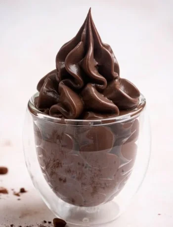 Vegane Schokoladen-Pastetenkreme in einer Schüssel, ideal für Desserts