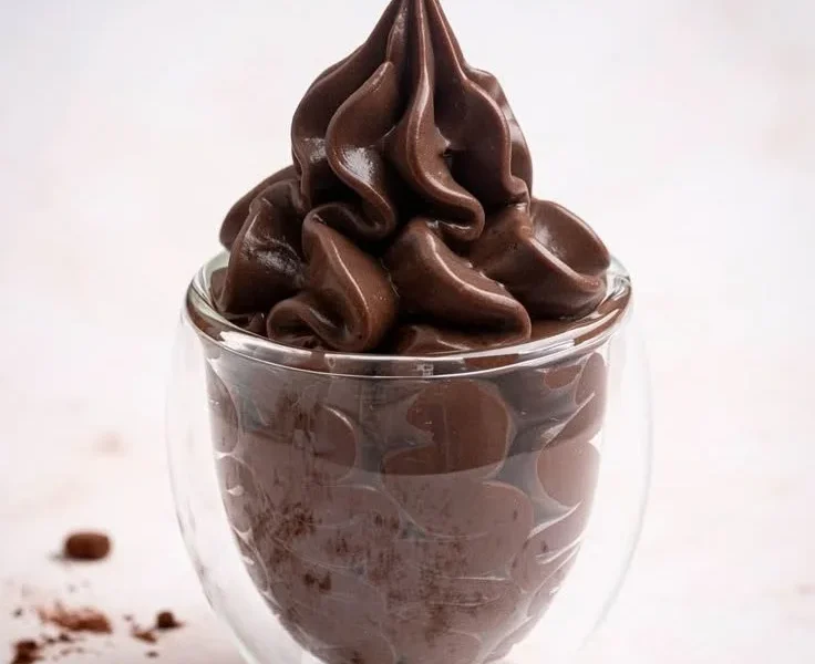 Vegane Schokoladen-Pastetenkreme in einer Schüssel, ideal für Desserts
