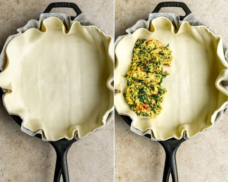 Vegane Spinatpastete frisch aus dem Ofen, serviert mit frischem Gemüse