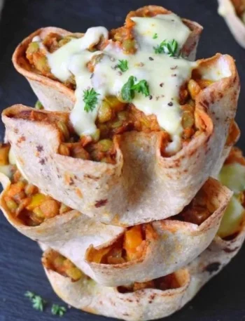 Vegane Taco-Tassen gefüllt mit frischen Zutaten und Gewürzen