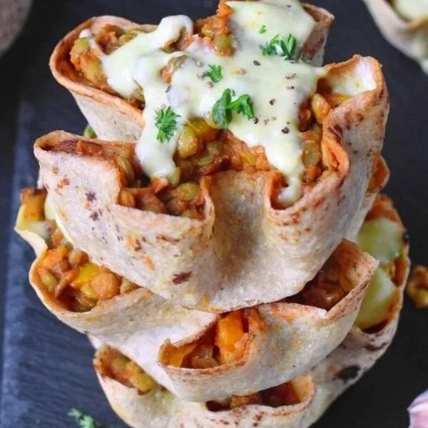 Vegane Taco-Tassen gefüllt mit frischen Zutaten und Gewürzen