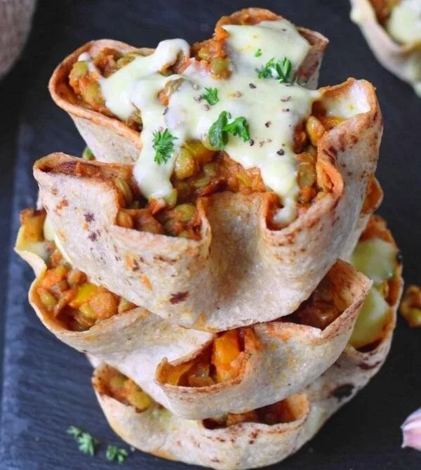 Vegane Taco-Tassen gefüllt mit frischen Zutaten und Gewürzen