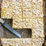Vegane Vanille-Krümelrolle auf einem Teller, dekoriert mit frischen Früchten