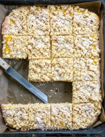 Vegane Vanille-Krümelrolle auf einem Teller, dekoriert mit frischen Früchten