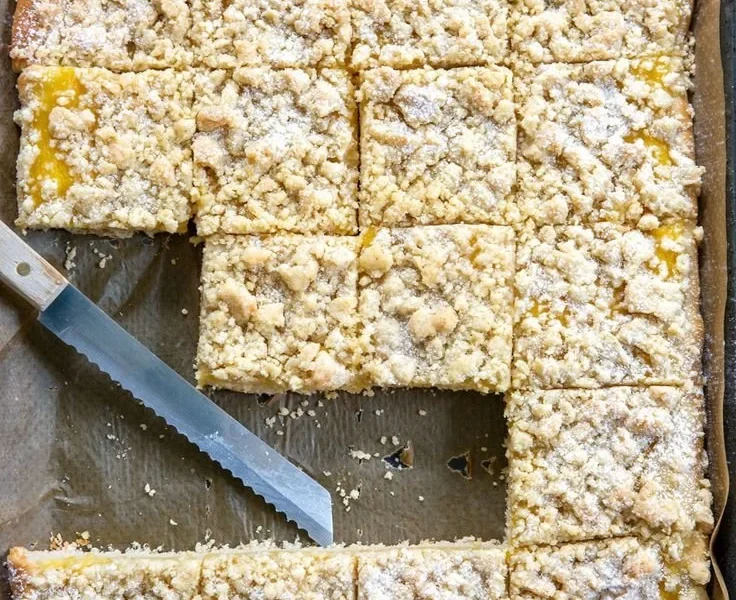 Vegane Vanille-Krümelrolle auf einem Teller, dekoriert mit frischen Früchten