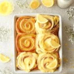 Vegane Zitronensüßrollen auf einem Teller, frisch gebacken und verführerisch.