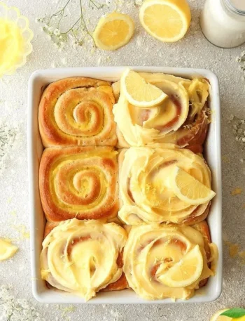 Vegane Zitronensüßrollen auf einem Teller, frisch gebacken und verführerisch.