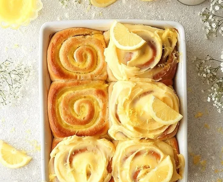 Vegane Zitronensüßrollen auf einem Teller, frisch gebacken und verführerisch.