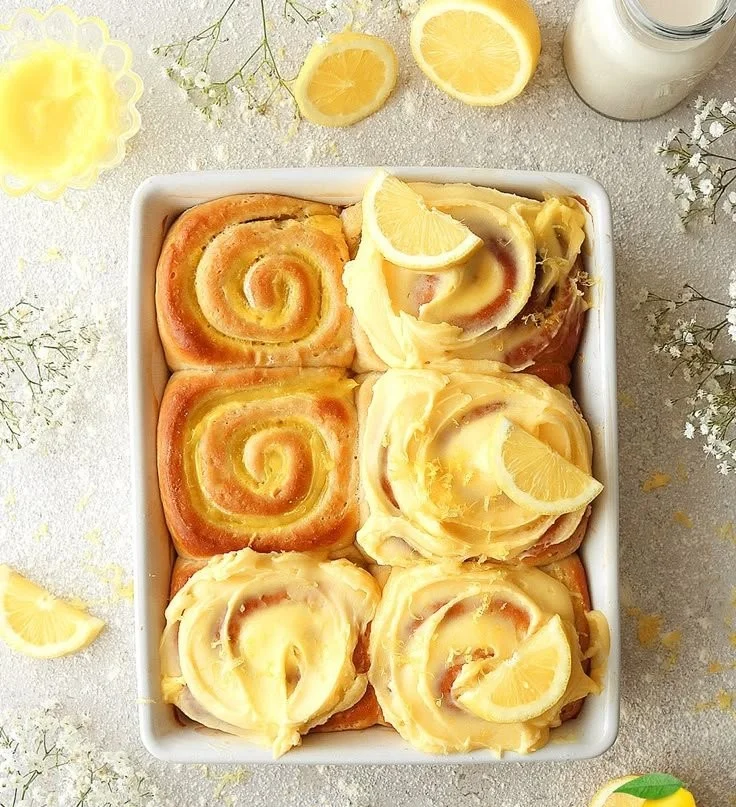 Vegane Zitronensüßrollen auf einem Teller, frisch gebacken und verführerisch.